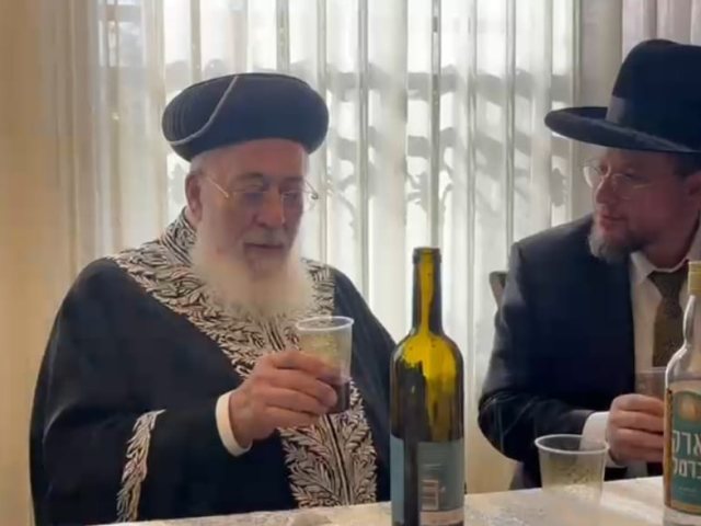 הרב עמאר עם הרב דרעי. מ' מיכאלי