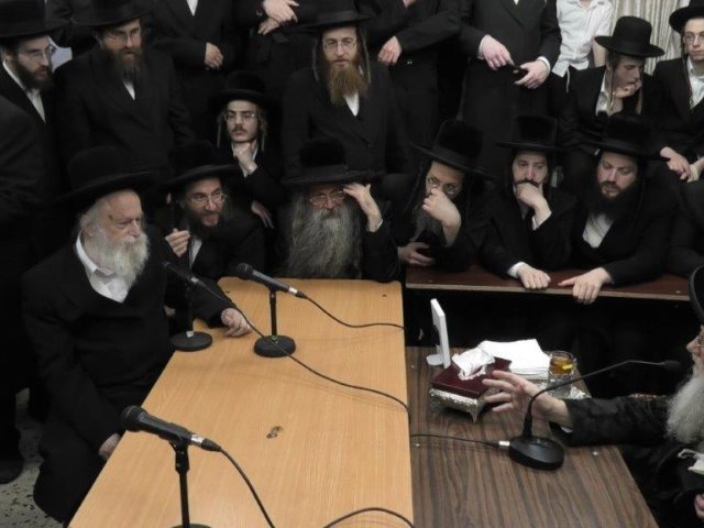 המרא דאתרא של חסידי גור באשדוד בניחום אבלים בחצר מודזיץ. צילום: שוקי לרר