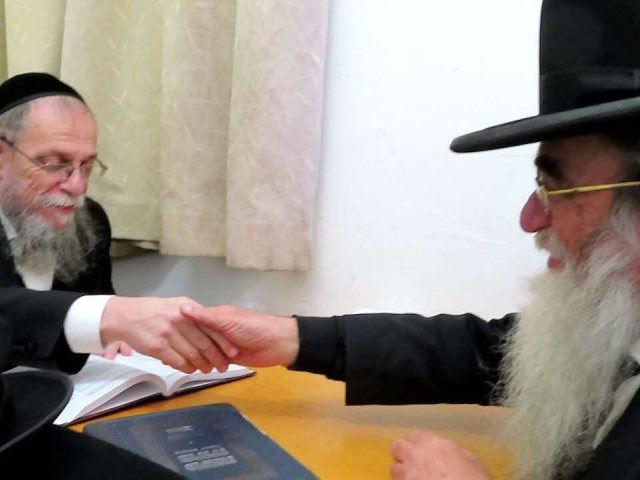 רב השכונות הרב קלמנוביץ אצל הגרי"ב שרייבר. מ' מיכאלי