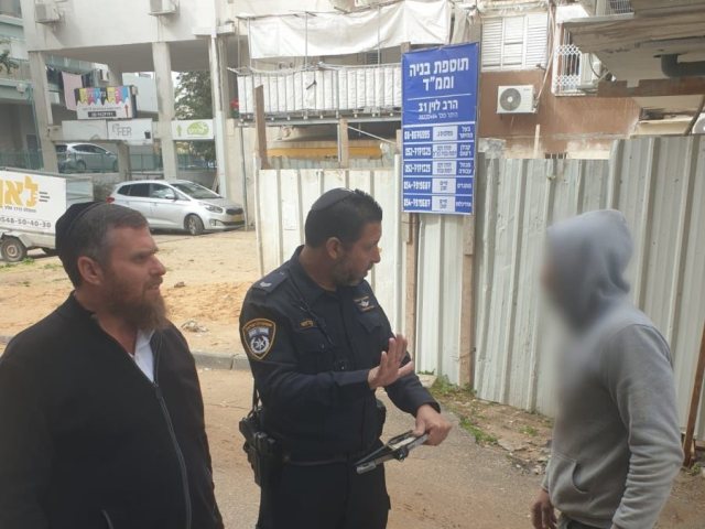 ליבוביץ עם השוטרים. צילום: ashdod news