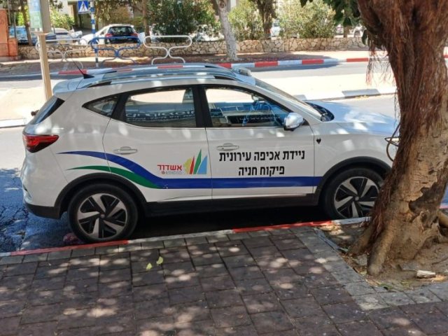 רכב הביטוחון העירוני כשהוא חונה שלא כחוק. המצלם