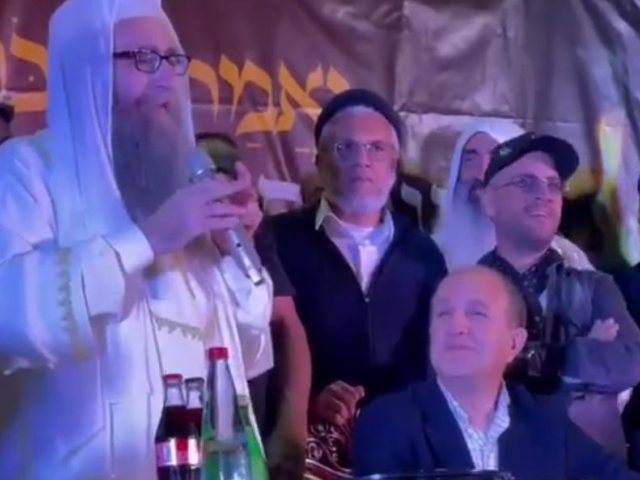 ראש העיר עם הרב פינטו. א' מיכאלי