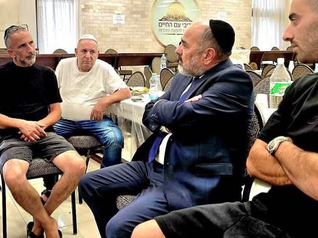 שר הרווחה בבית משפחת בוסקילה. דוברות השר