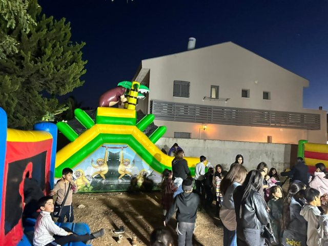 ילדי רובע ט' בהפנינג פורים. אלי כהן