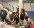  ראש עיריית ראשון לציון, רז קינסטליך, הדליק נר שלישי של חנוכה בשכונה שנפגעה מהטיל האיראני במהלך מבצע "עם כלביא"