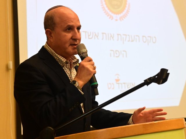 ד"ר יחיאל לסרי בטקס אשדוד היפה (צילום: אורי קריספין)