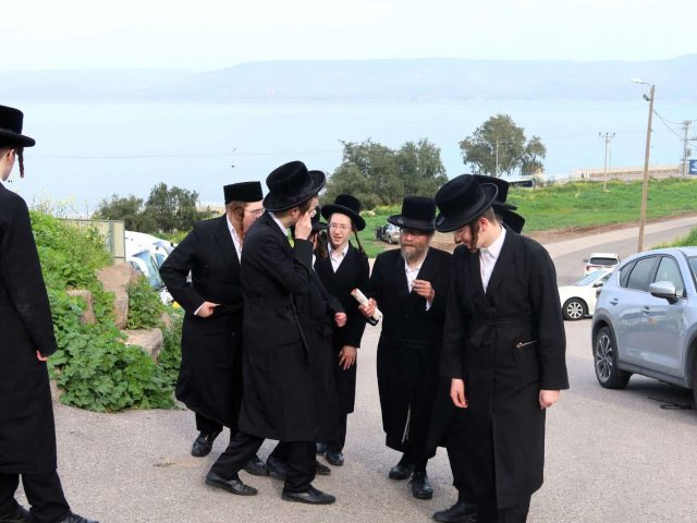 הרב ישראל מאיער עם תלמידי ויזניץ בטבריה. המצלם