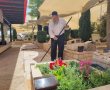 "כל אחד תורם בתחומו": הצלם החרדי שמטפח את קברי החיילים (וידאו)