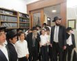 התלמידים עם ראש הישיבה. חזון מאיר