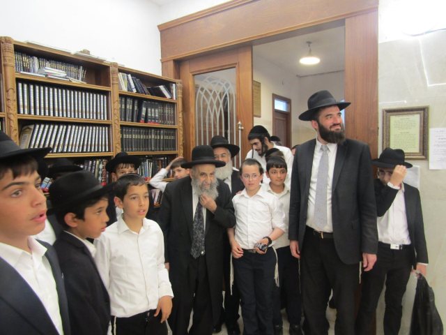 התלמידים עם ראש הישיבה. חזון מאיר