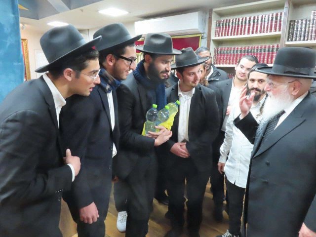 הרב מברך את קבוצת הבחורים. א' מיכאלי