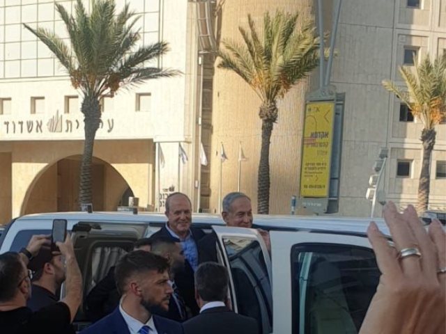 נתניהו ברחבת העיריה. ש. דיין