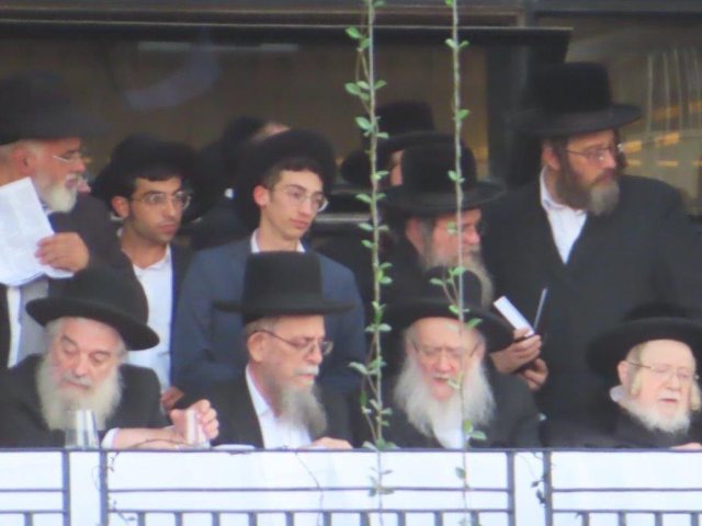 הגר"ב שרייבר במעמד. מ' מיכאלי
