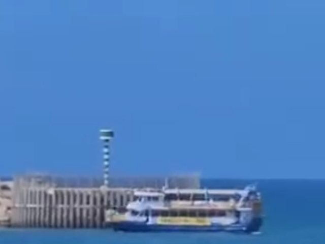 הספינה עם תושבי ניר עוז נכנסת למרינה. דוברות העיריה
