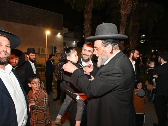 הרב מנשה תופיק אביעזרי בהדלקה. המצלם