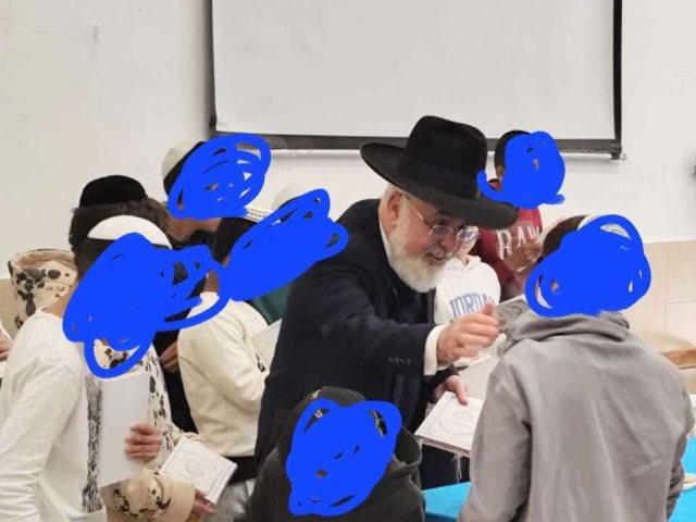 הרב דהן בחלוקת הסידורים. מעלות