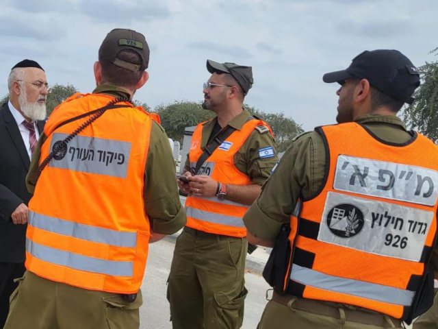 עובדי החק בתדרוך אחרון. א' מיכאלי