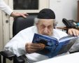 מרן הגרדל מעיין בספר החדש. המצלם