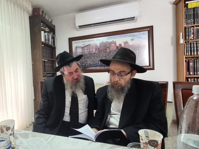 הגרב אוברלנדר אצל ידידו הרב לאופר. בית חבד