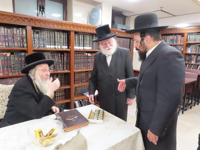 נציגי אשדוד התורנית בבתי האדמורים. א מיכאלי