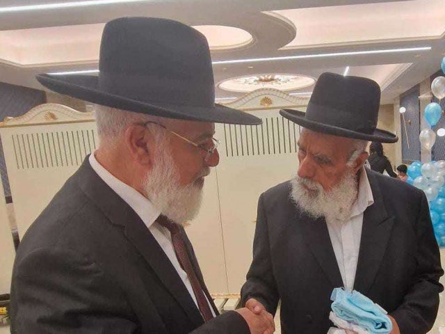 הרב דהן עם הגר"ש מחפוד בעיר. א' מיכאלי