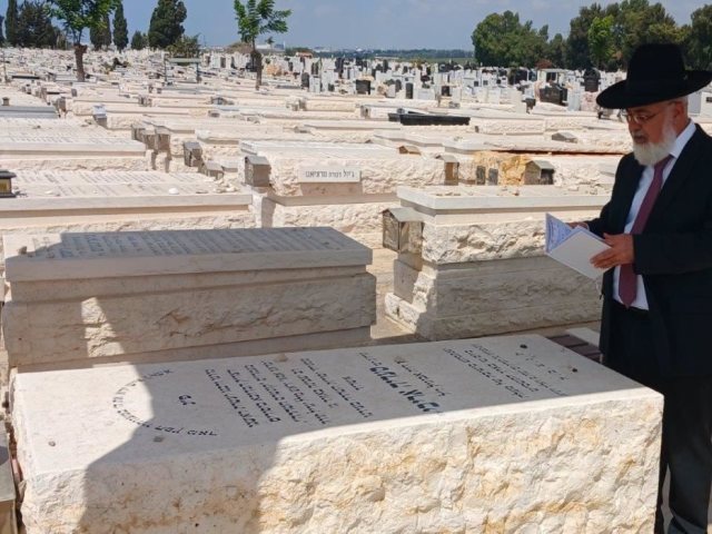 הרב דהן בתפילה לפני הבחירה. א' מיכאלי