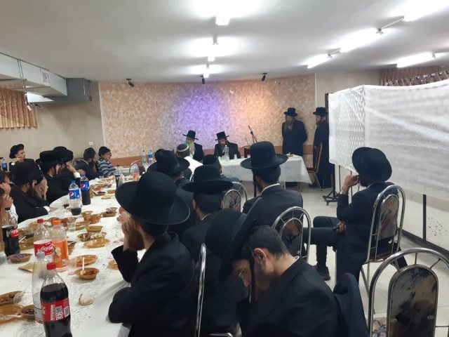 בסעודת י"א חודש. צילום: שוקי לרר