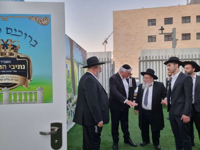 הרב סאלים בקביעת המזוזות לתת. המצלם