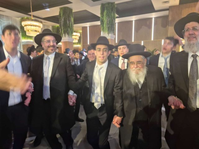 שמחת מוסדות קדם מפעליו. המצלם