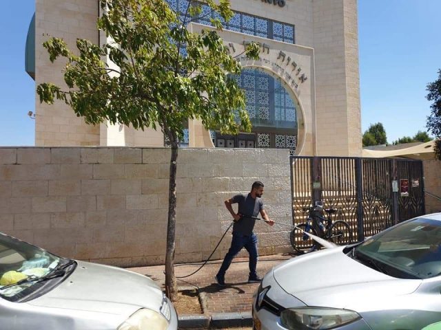 מנקים את הכניסות לבתי הכנסת. מינהלת רובע ג'