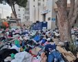 ערימות בגדים בכניסה לויצו באשדוד
