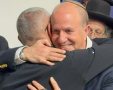 יחיאל לסרי וגבי כנפו בחיבוק של מנצחים