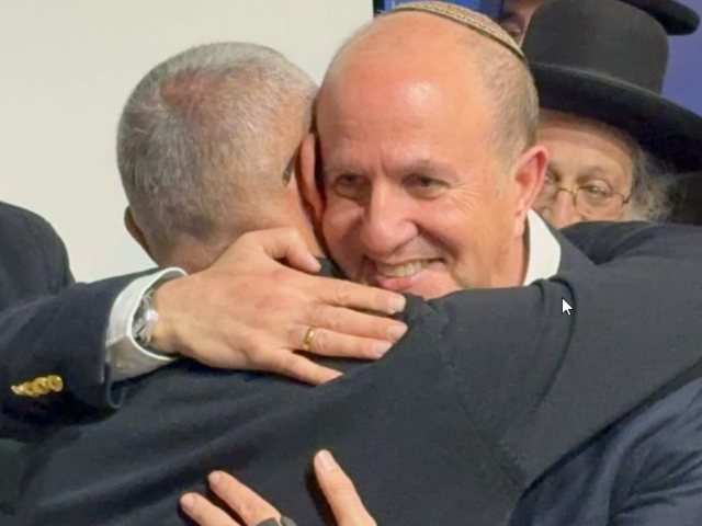 יחיאל לסרי וגבי כנפו בחיבוק של מנצחים