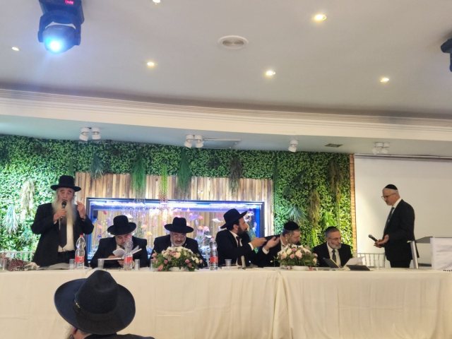 רב השכונות הרב קלמנוביץ בכנס רשמי נישואין. א' מיכאלי