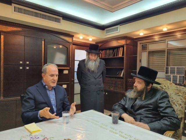 שאול לנדא, לצד האדמור מפיטסבורג ורה"ע בעת פגישתם. י' פרוכטר