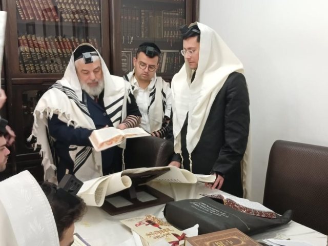 קריאת המגילה חניכי הישיבות. א . מיכאלי