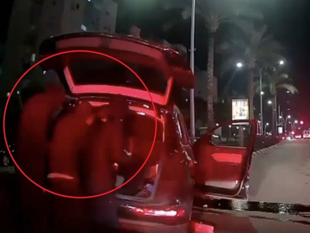 פותחים את תא המטען ומחפשים בתוכו