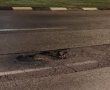 שני צמיגים התפוצצו פעמיים בתוך שבוע עקב בורות בכביש - והוא תובע