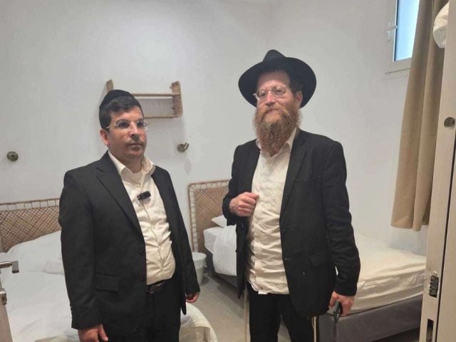 הרב גוזלו והרב גודמן ביחידות האירוח של יד שרה. אסותא אשדוד