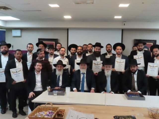 מדריכי החתנים עם התעודות. א' מיכאלי