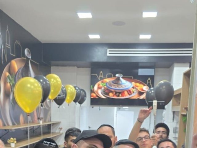 רבי יואל פינטו קובע מזוזה. בוטיק השף