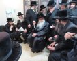 האדמור מצאנז בניחום אבלים. א' מיכאלי