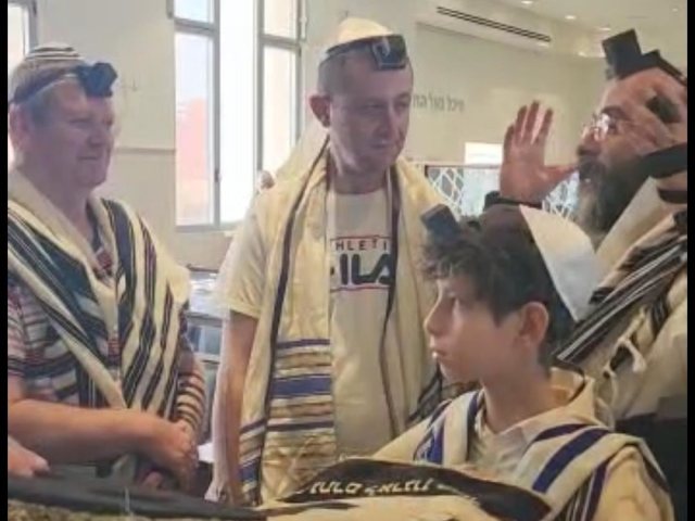 שלושה דורות בבית הכנסת. א' מיכאלי