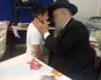 ביקור מרגש. הרב שיינין מברך את ילדי שובו. צילום: שובו