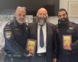סנצ רונן עמרם עם ספר התניא. מ מיכאלי