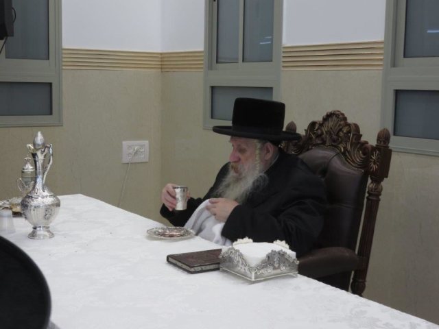 האדמור מטשארנאביל בסעודה. א. מיכאלי