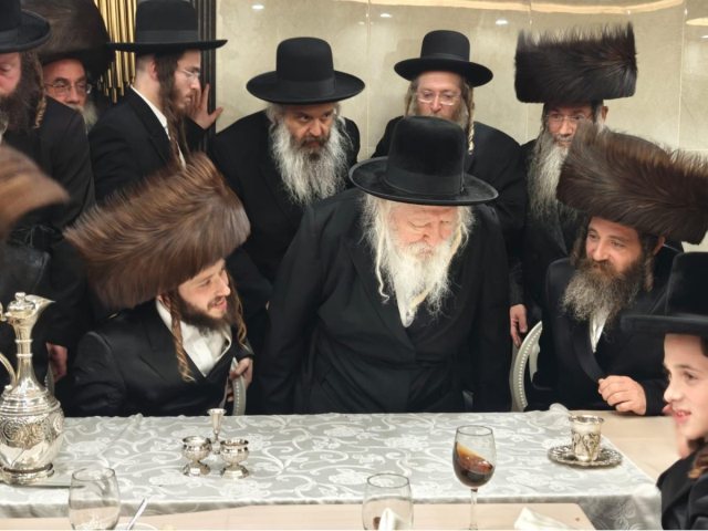 האדמו"ר מגור בשבע ברכות לבת האדמו"ר מפיטסבורג. צילום: פיני וינברג