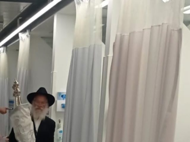הרב גודמן עם ספר התורה במחלקה. לב חבד