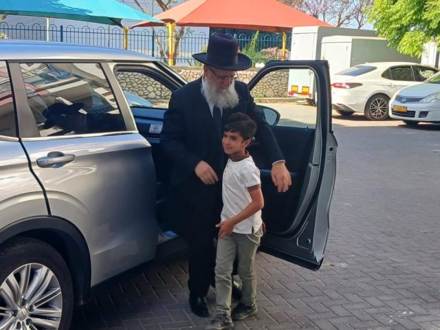 הגרי יוסף בהגיעו לעיר בערב שבת. א' מיכאלי