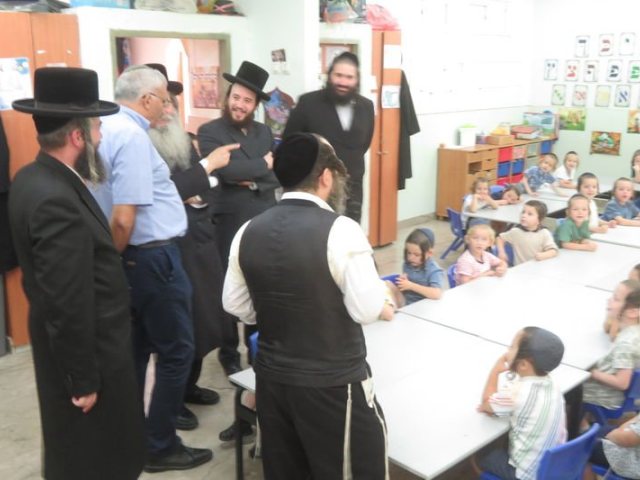 מיימון בסיור במוסדות ויזניץ. אליעזר ר.